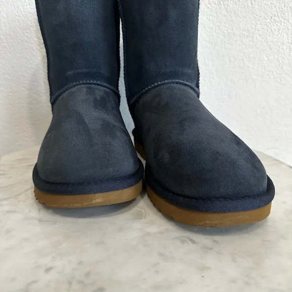 UGG CLASSIC SHORT II NAVY SHEARLING WATER RESISTANT BOOTS SIZE 8 - Picture 3 of 14